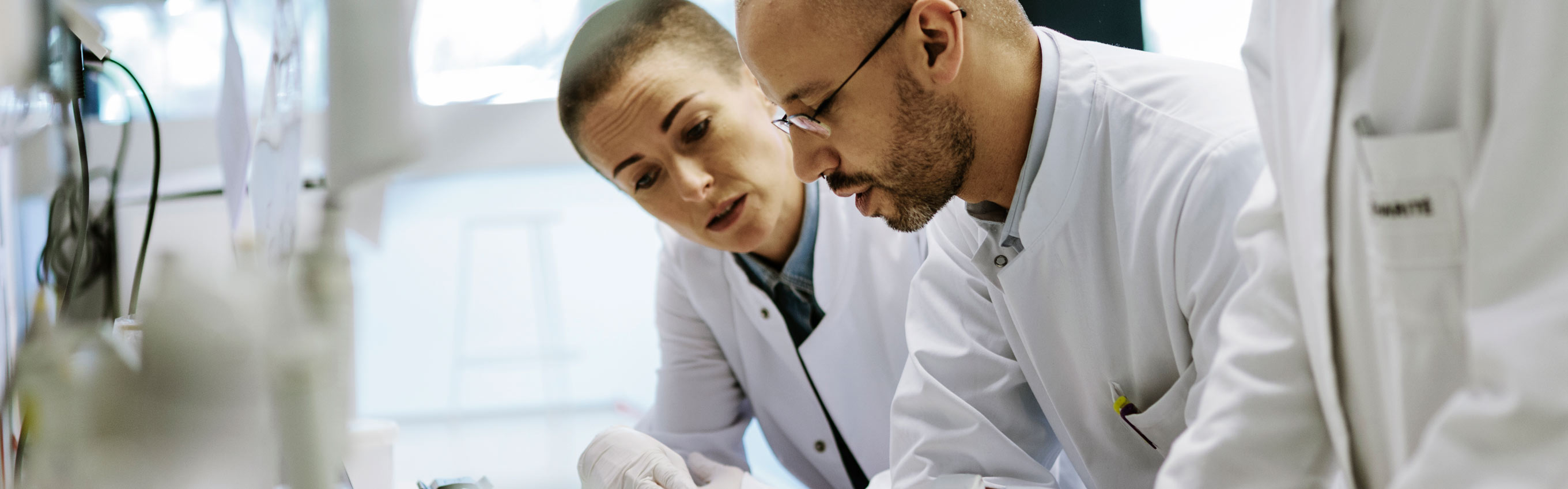 Profissionais de laboratório da AstraZeneca analisando dados científicos, simbolizando inovação, pesquisa e compromisso com medicamentos transformadores